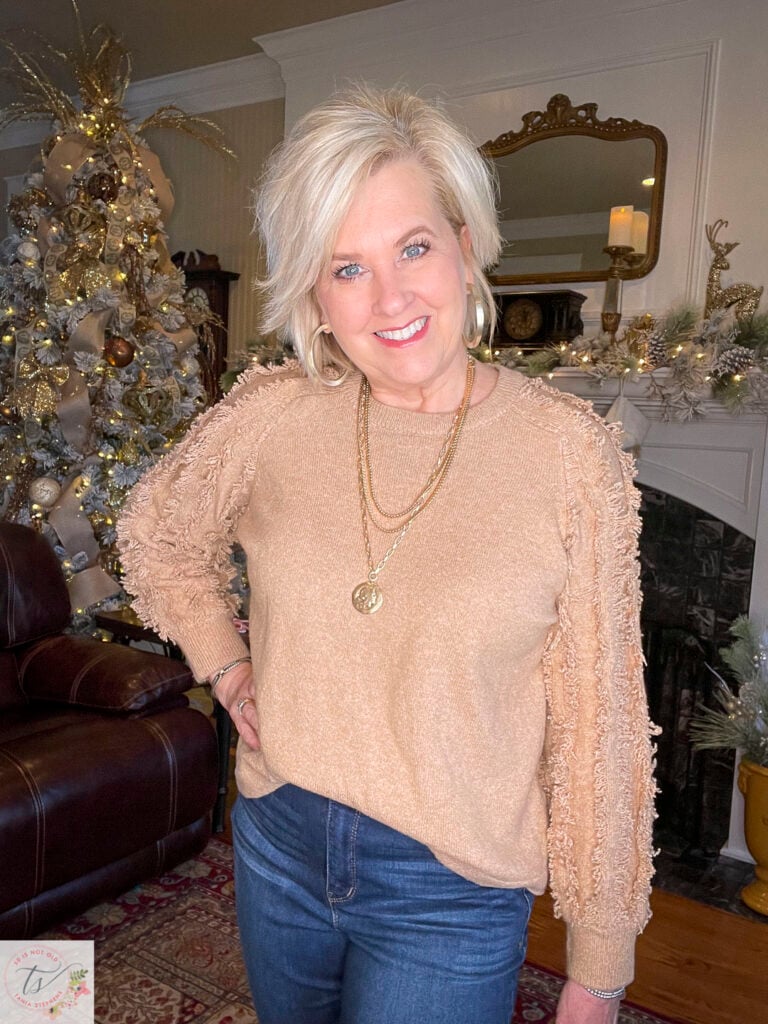 HOW TO CREATE A NEUTRAL OUTFIT USING VISUAL INTEREST