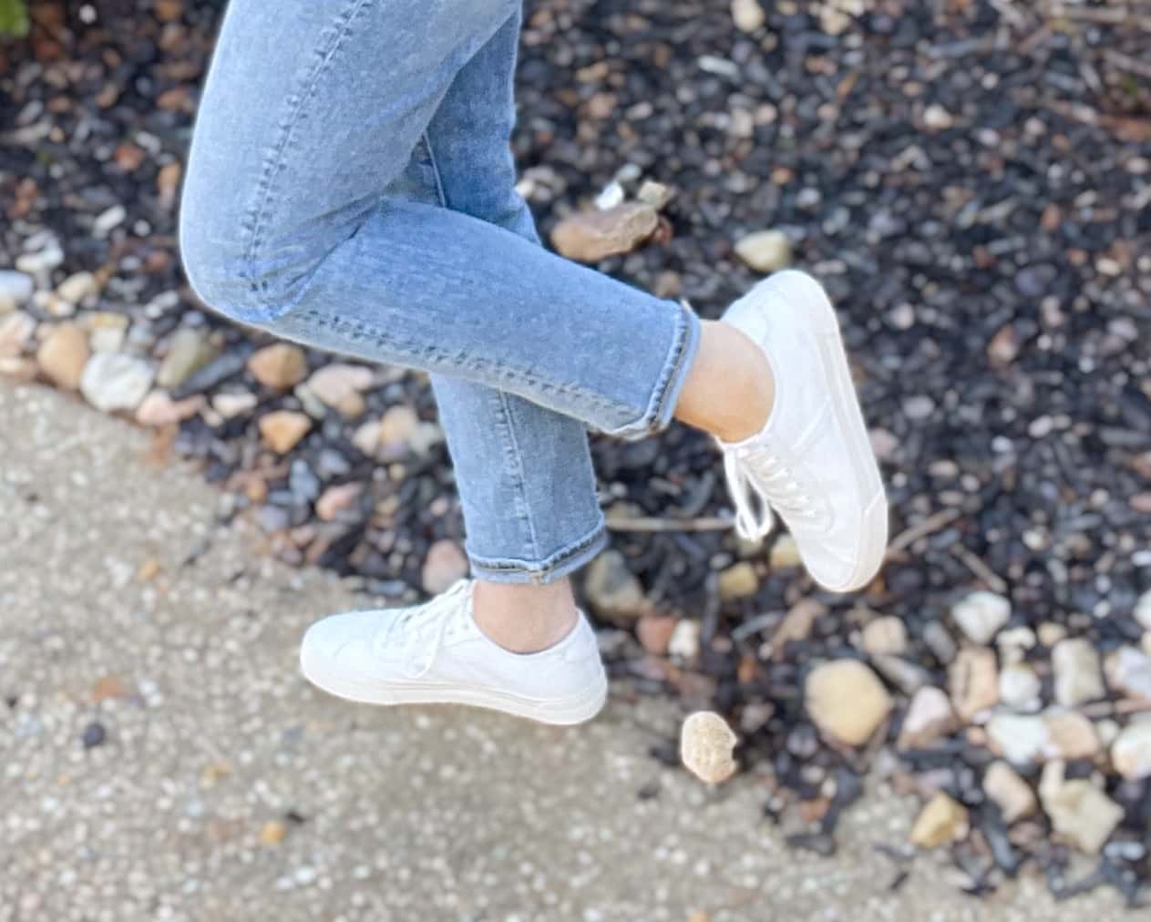 Over 40 Fashion Blogger, Tania Stephens is styling white sneakers