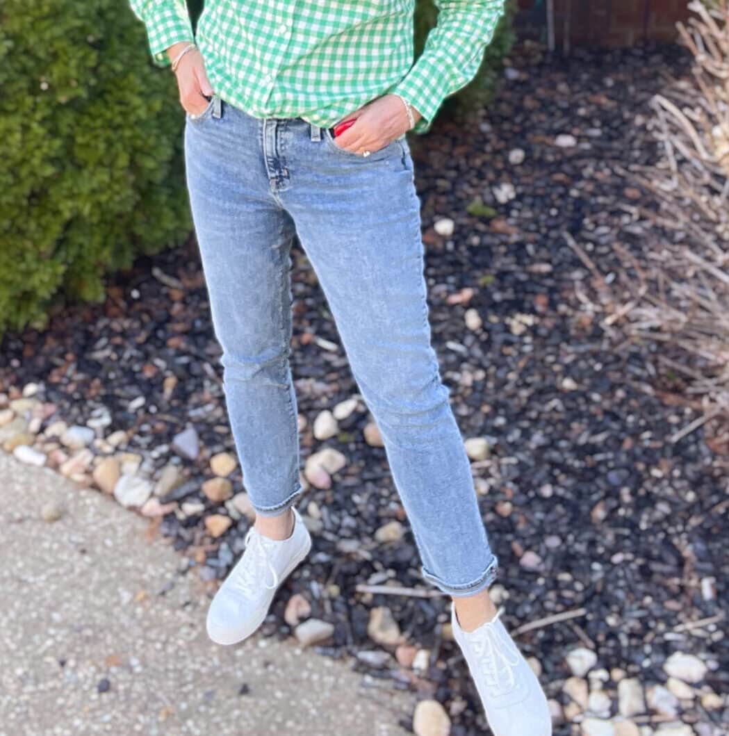 Over 40 Fashion Blogger, Tania Stephens is styling jeans and white sneakers