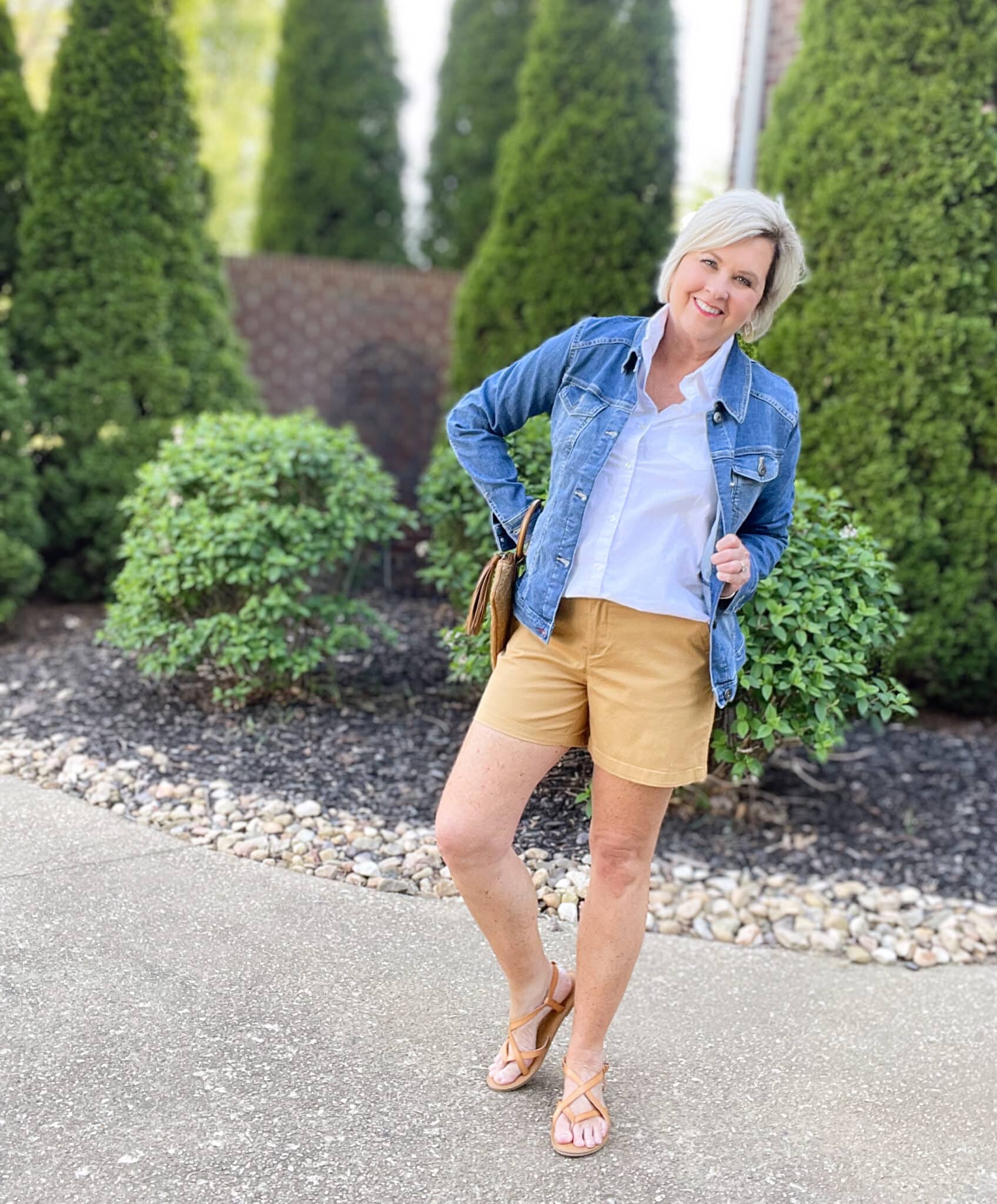 How to wear shorts over 40, Over 40 Fashion Blogger