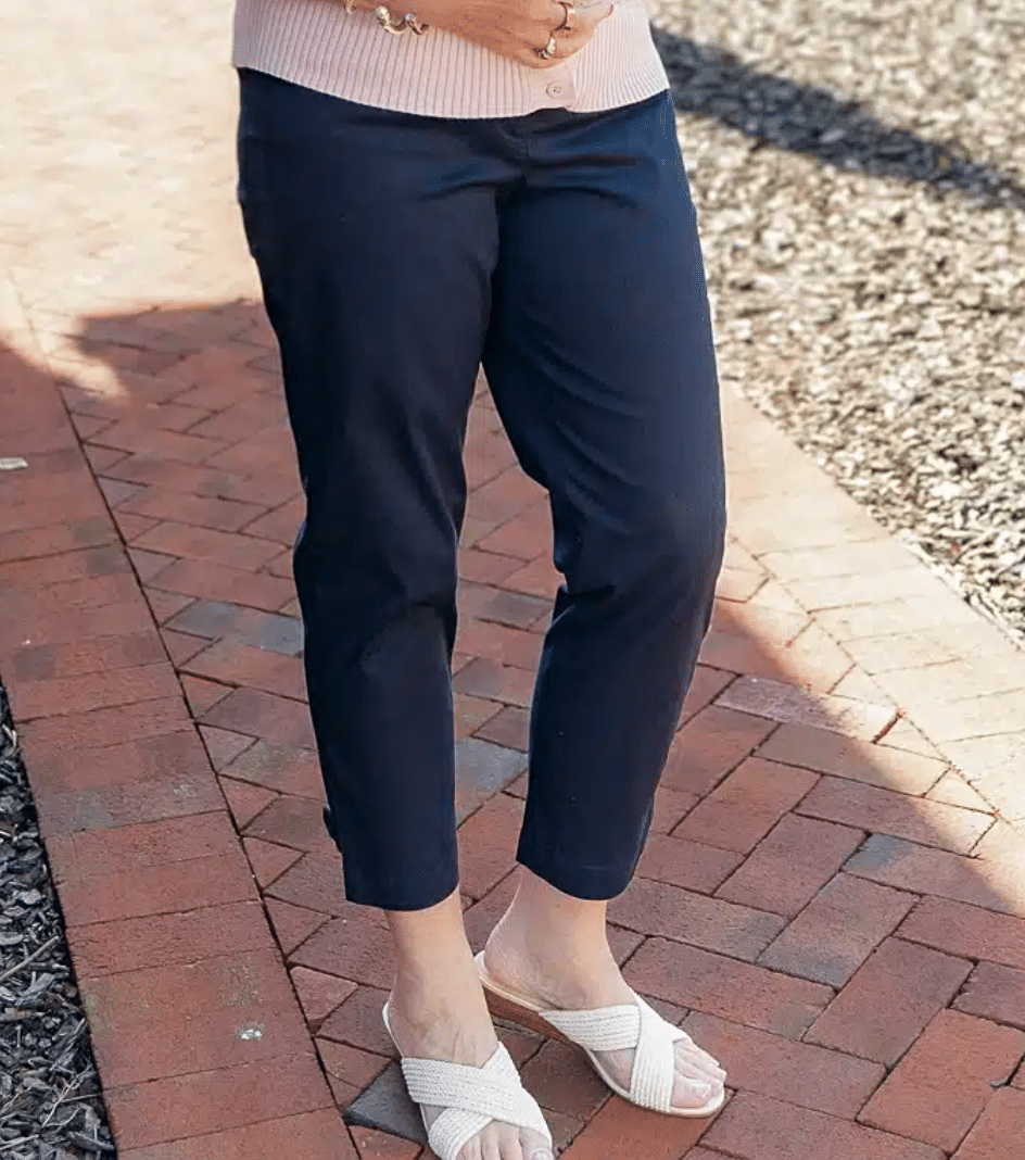 Fashion blogger, Tania Stephens is styling a lightweight sweater for summer with white jeans101