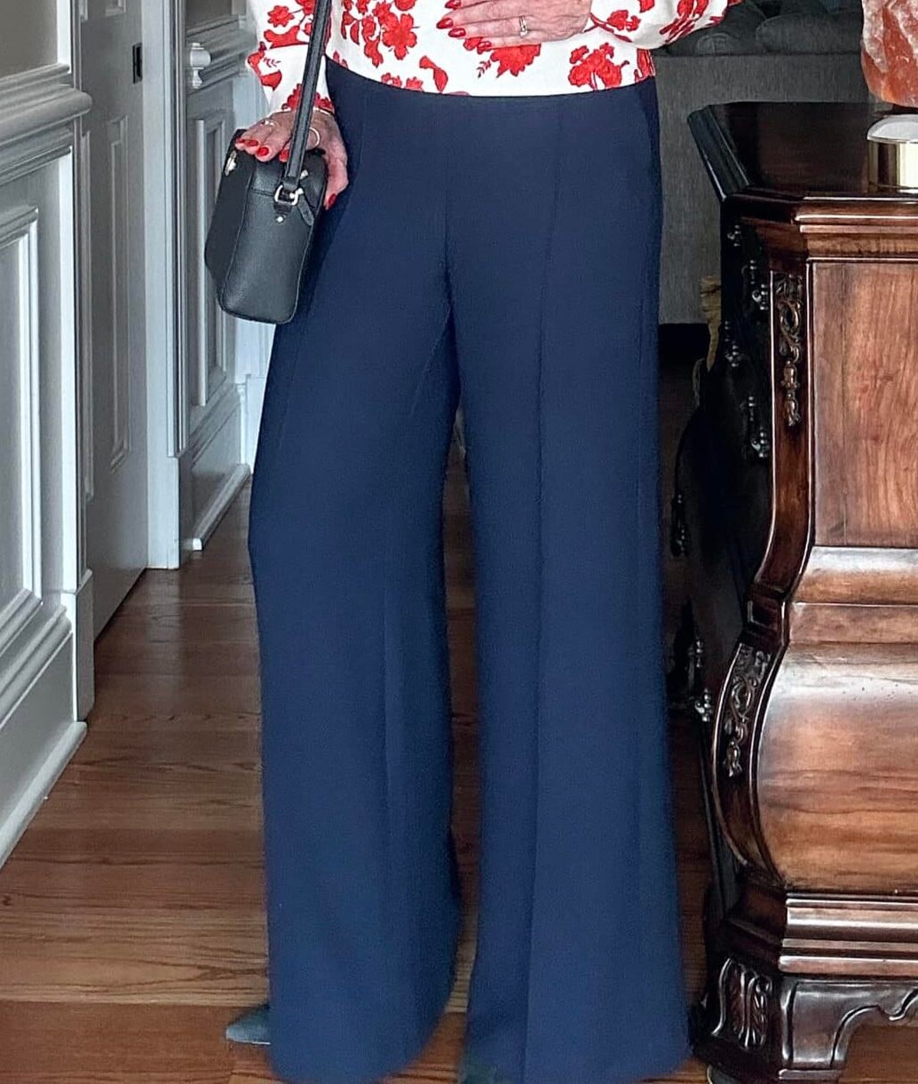 Over 50 fashion blogger, Tania Stephens is wearing navy wide leg pants 