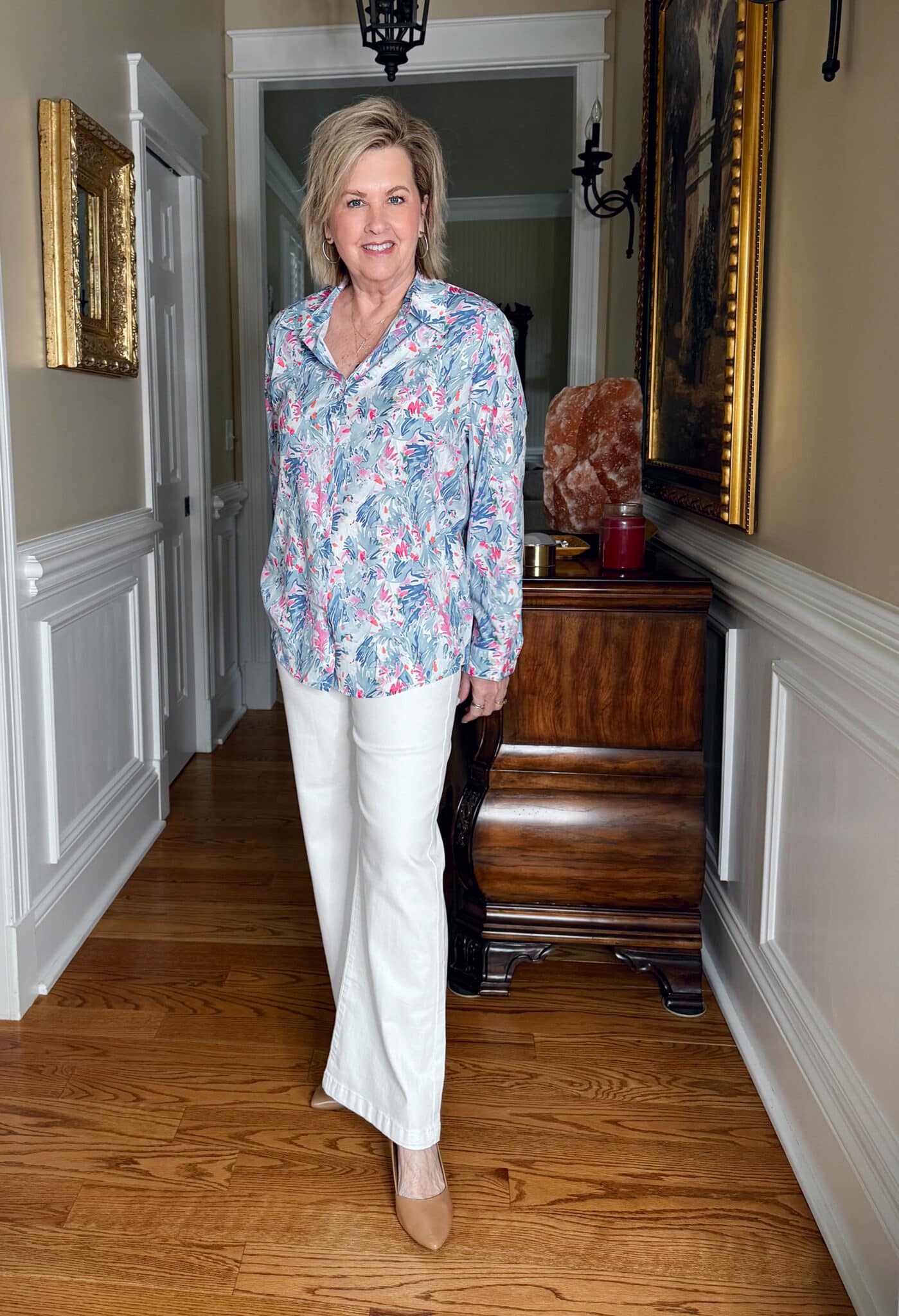 Tania Stephens is wearing a pair of white jeans and a blue print button up shirt from Amazon