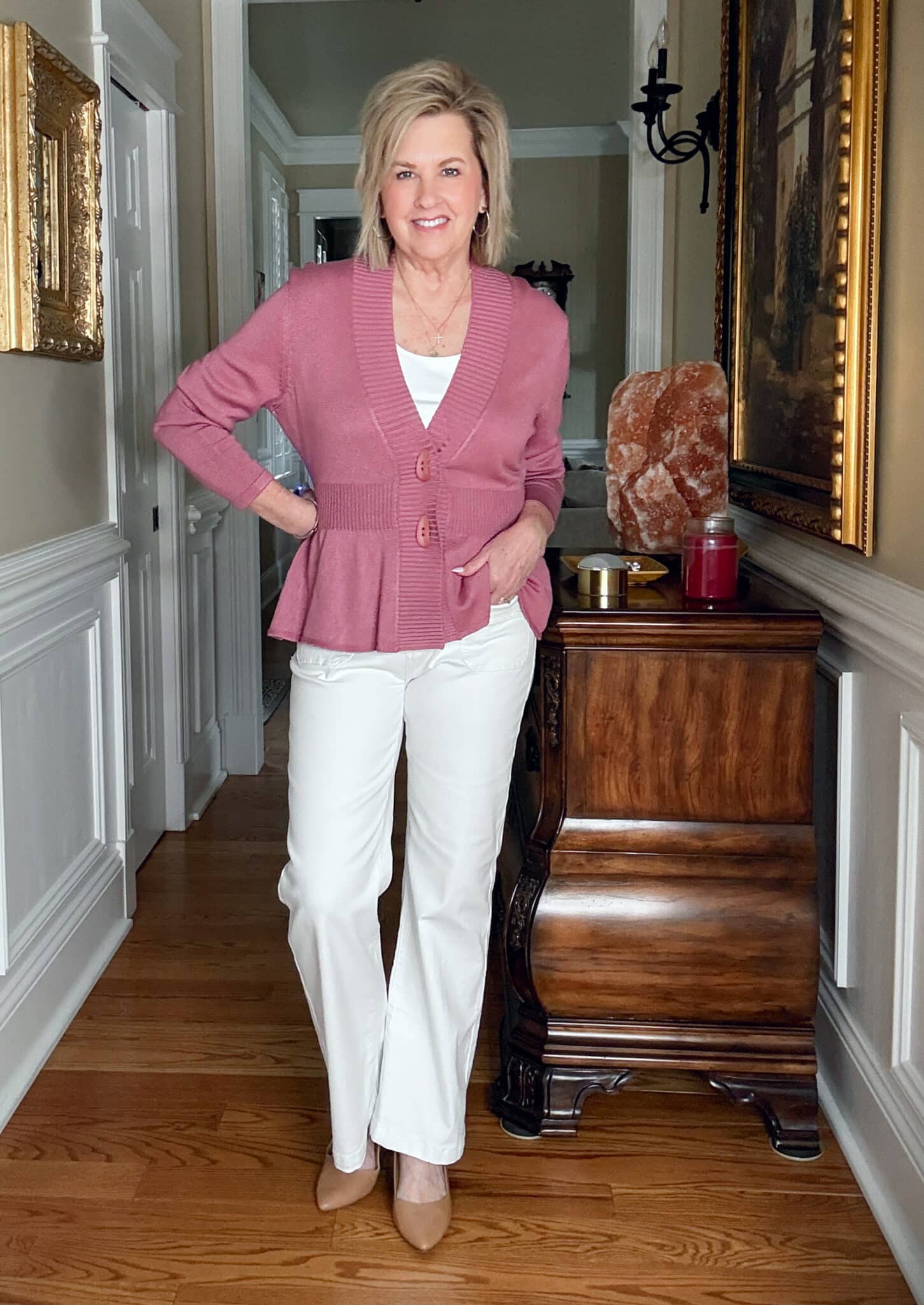Tania Stephens is wearing a pair of white jeans and a dusty rose cardigan from Amazon