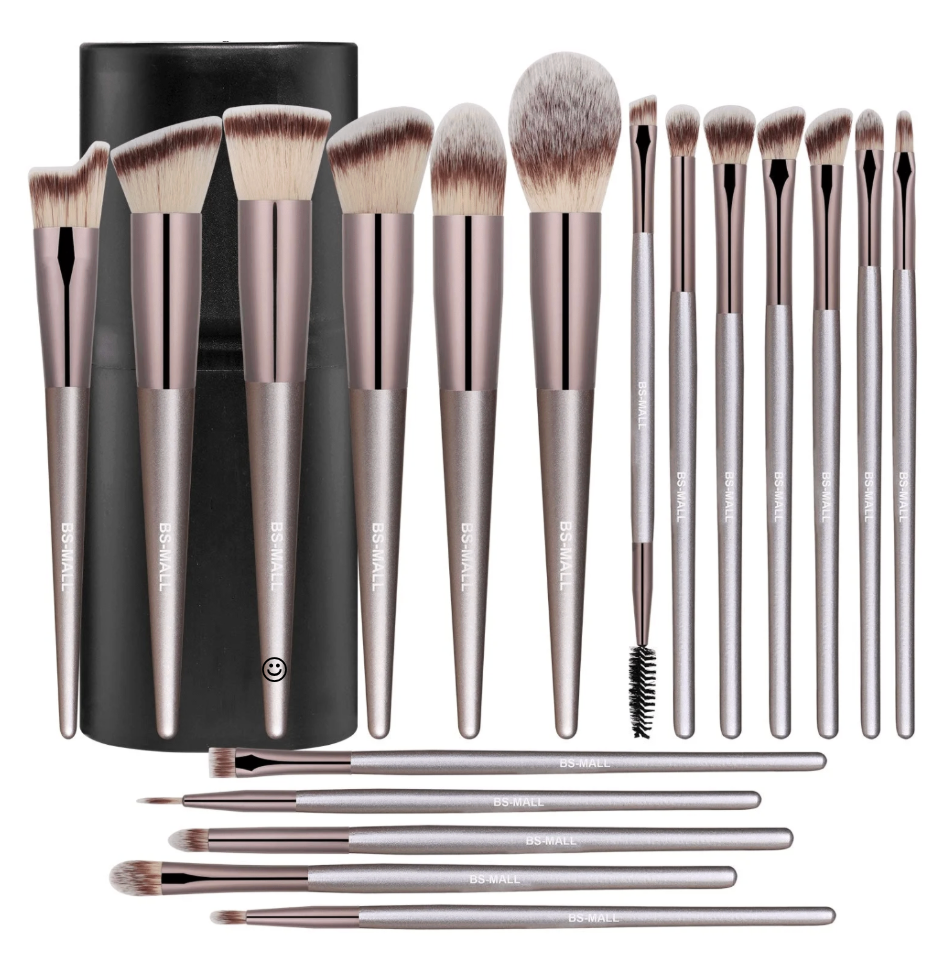 makeup brushes are one of The best gifts for women of all ages.
