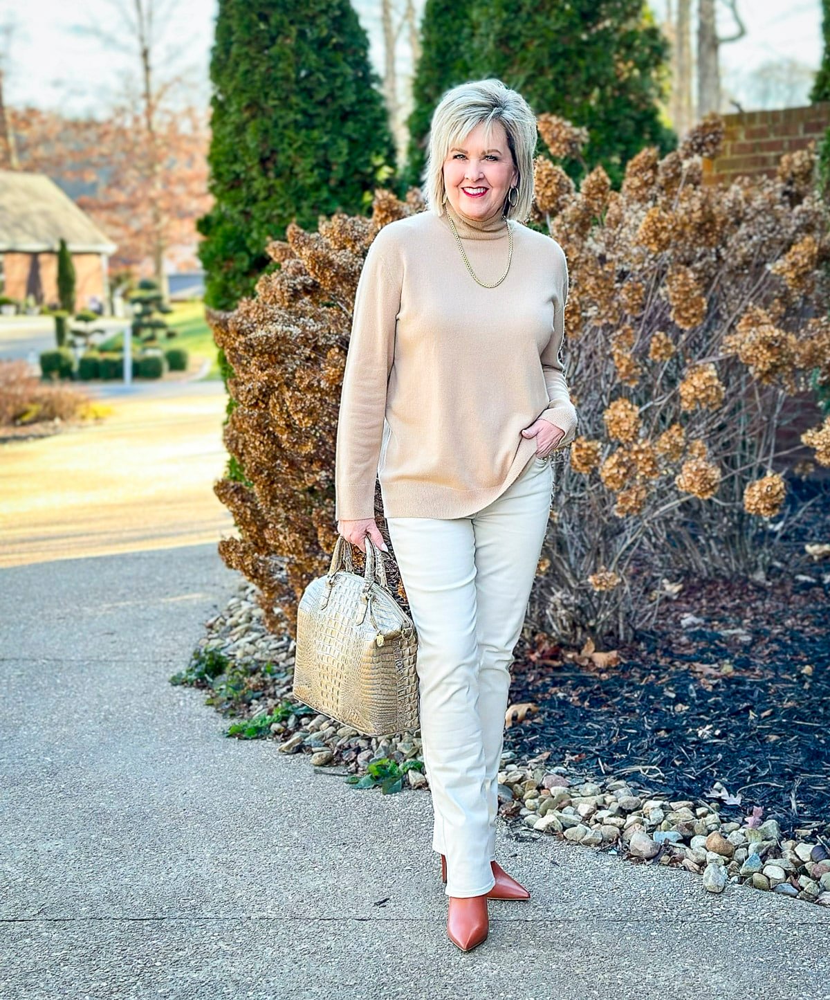 How to wear white jeans and boots for fall and winter for women over 50