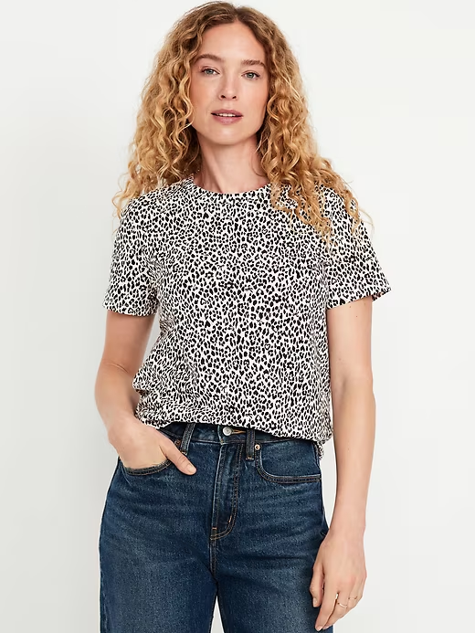 Crew neck tee from Old Navy in autumn color paired with denim