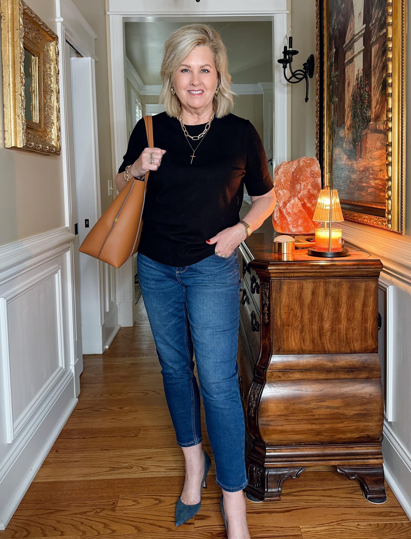 Tania wearing a Fall black short sleeve sweater and skinny jeans from Walmart