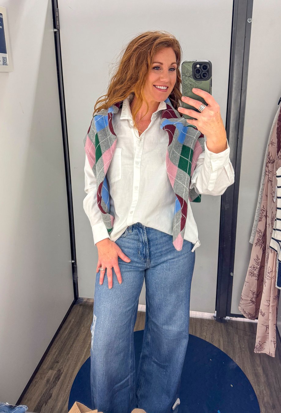 Stephanie wearing a white boyfriend shirt and wide leg jeans for fall from Old Navy