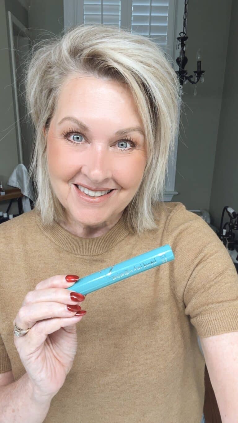 Tania wearing Thrive-Liquid-Lash-Extenstions-Tubing-mascara-in-Crystal-brownblack