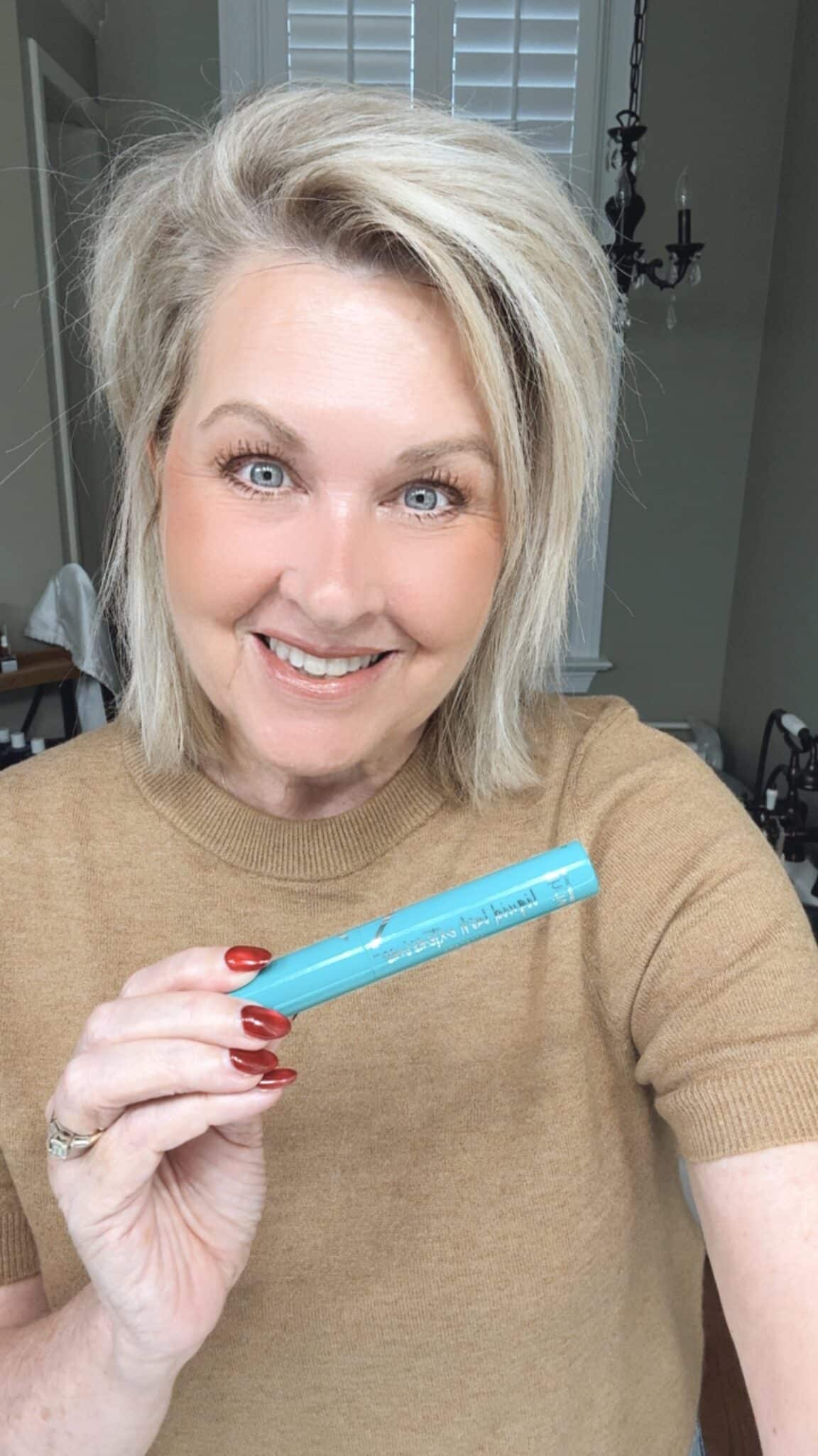 Tania wearing Thrive Liquid Lash Extensions mascara in Crystal brown/black