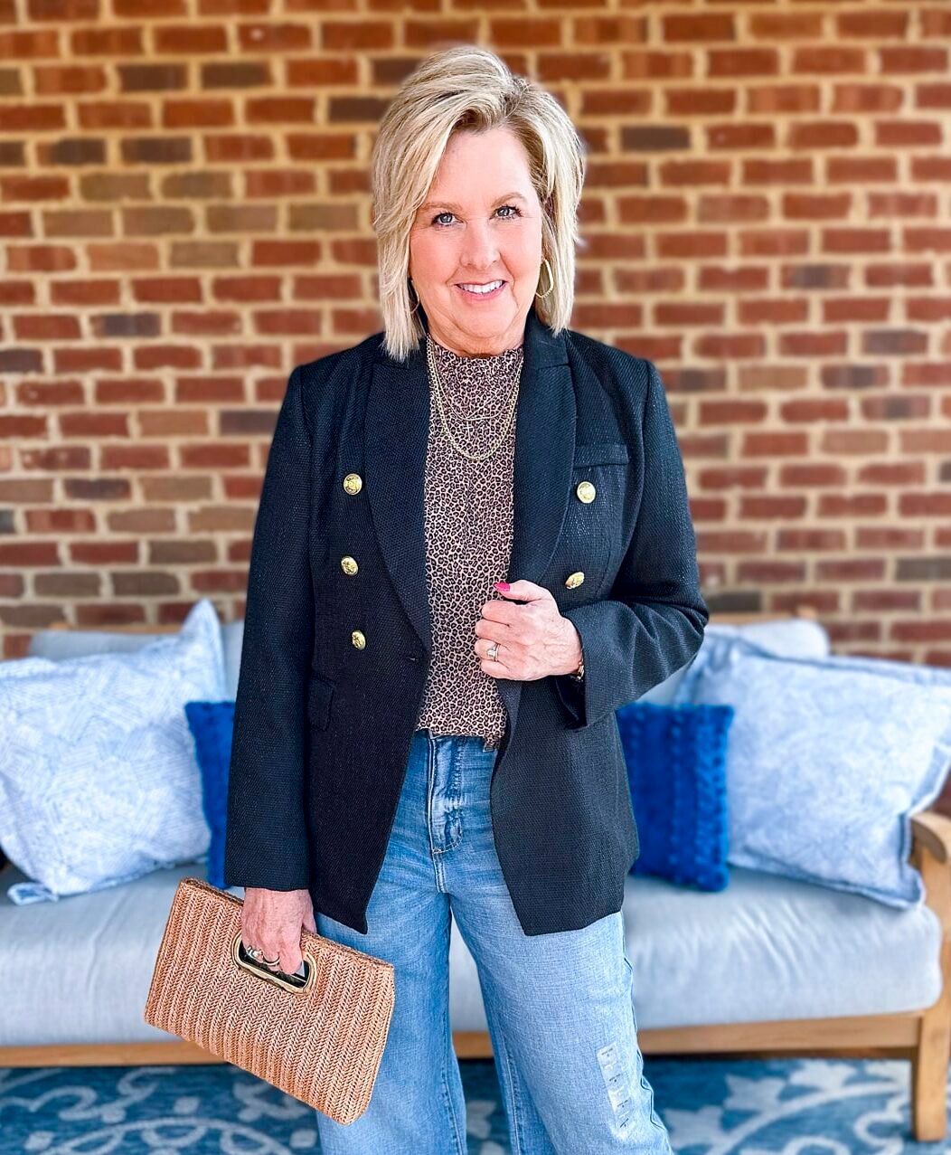WOMAN STYLING A TAILORED BLAZER