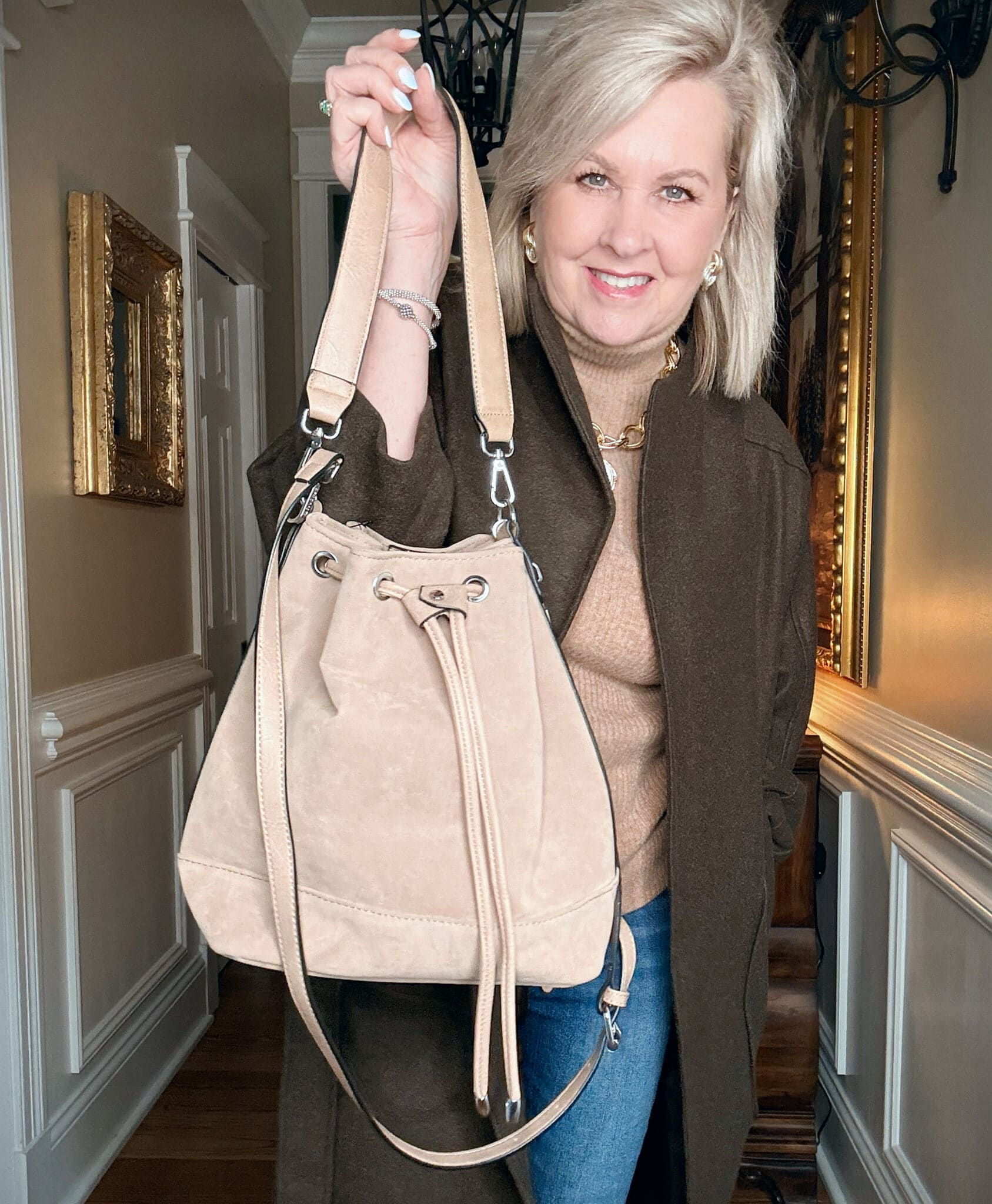 Tania wearing an open front coat from Amazon with a beige bucket bag