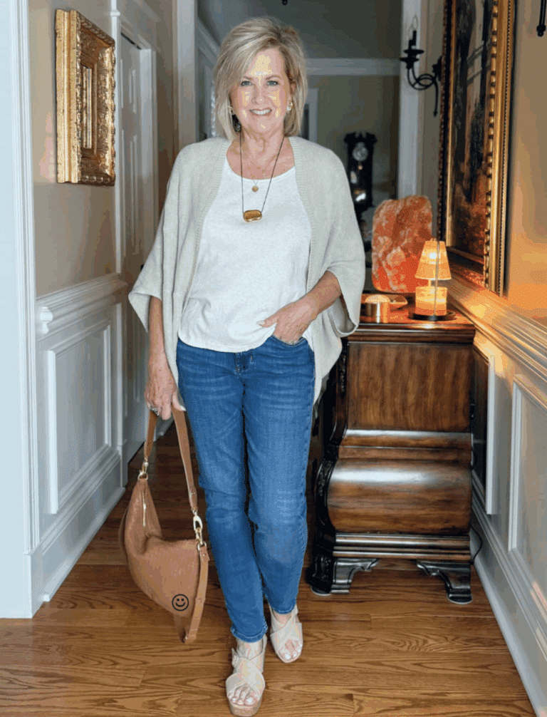 woman wearing a J.Jill neutral summer outfit with jeans