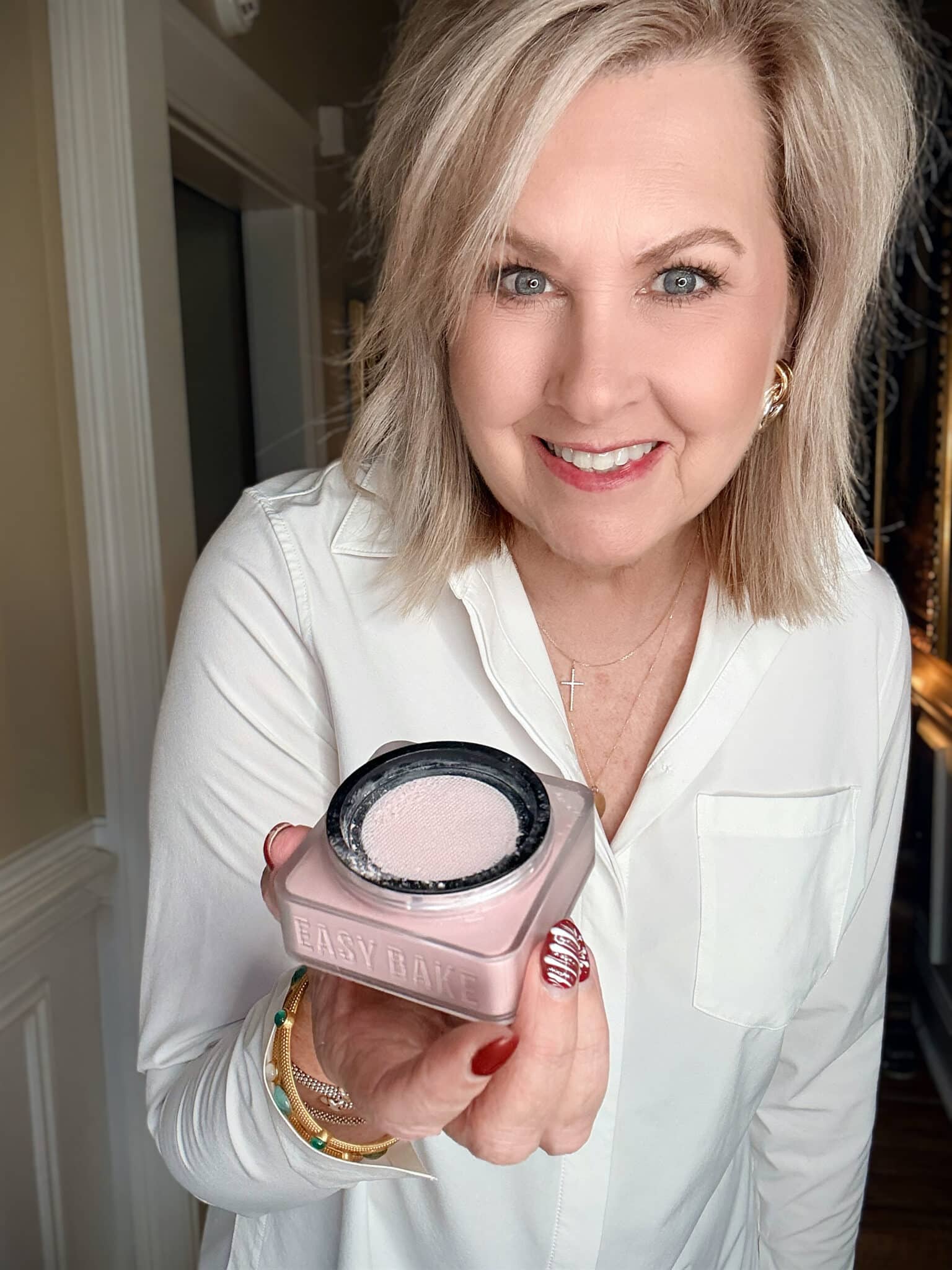 Tania using Huda pink setting powder