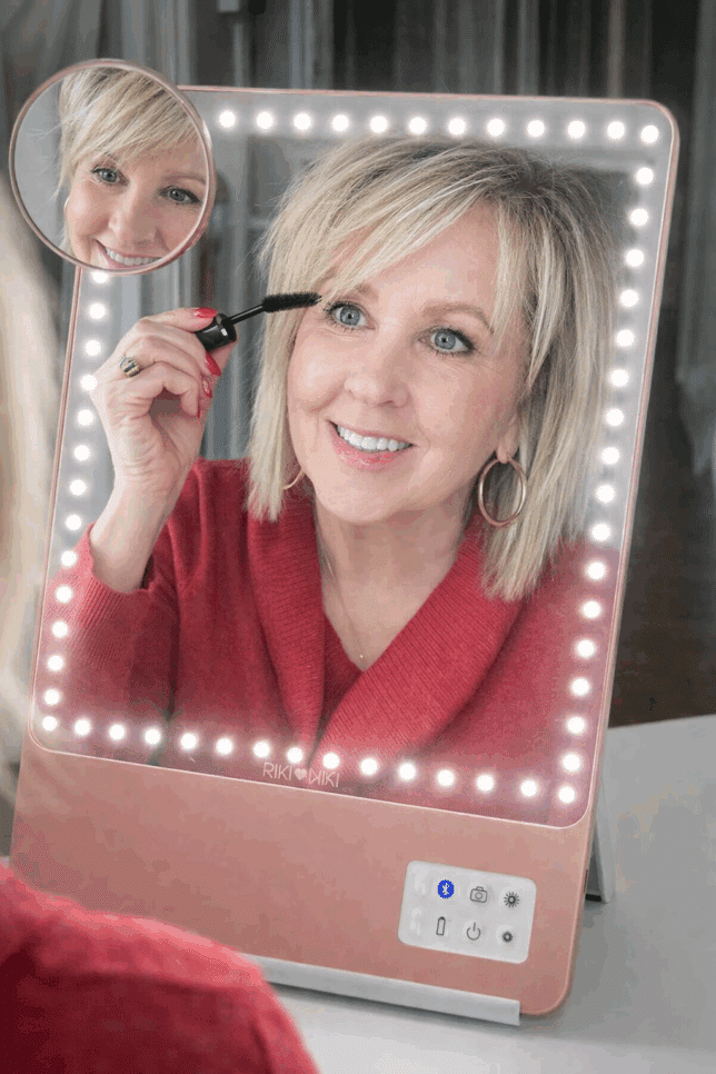 Tania using her Riki loves Riki makeup mirror
