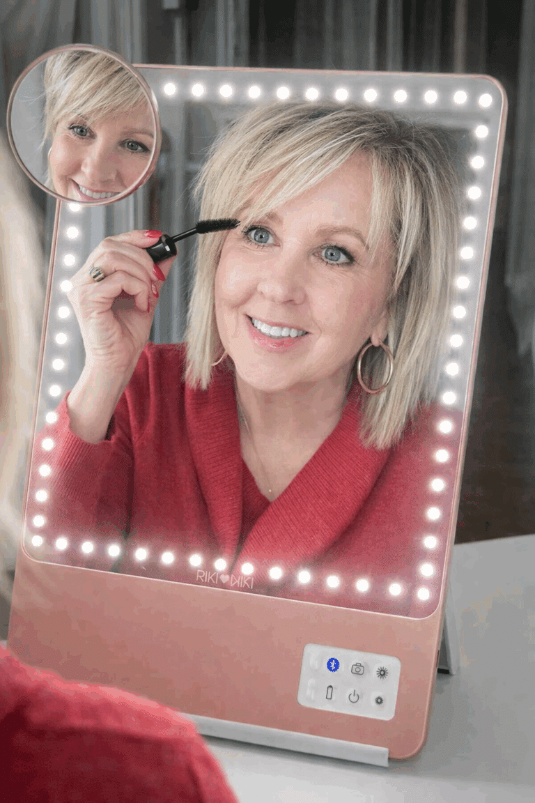 Tania using her Riki loves Riki makeup mirror