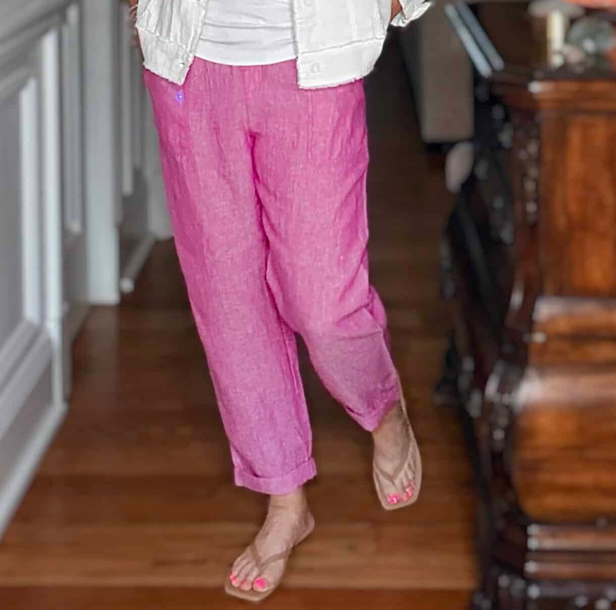 Tania wearing a white tank with pink linen pants from Tommy Bahama