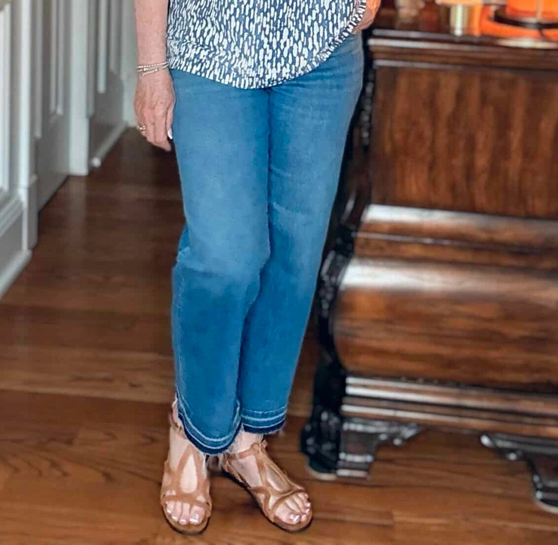 The cropped length and unfinished hem keep these wide-leg jeans casual and allow summer sandals to show.