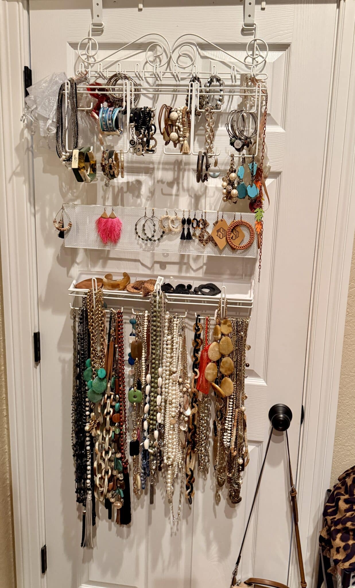 Hanging jewelry organizer